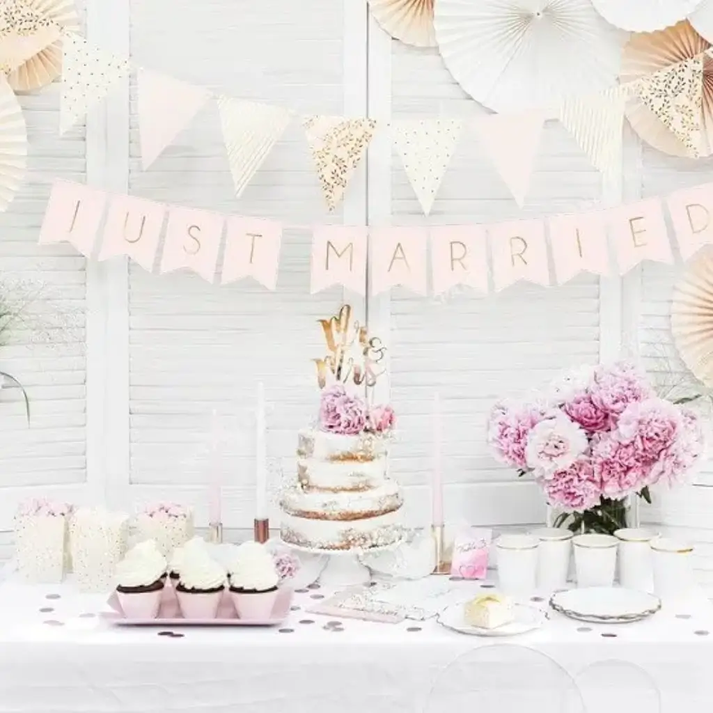 El estandarte de la pared de la boda de Just Married Pink