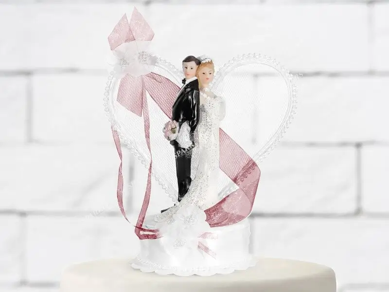 Figurilla de boda pareja con corazón