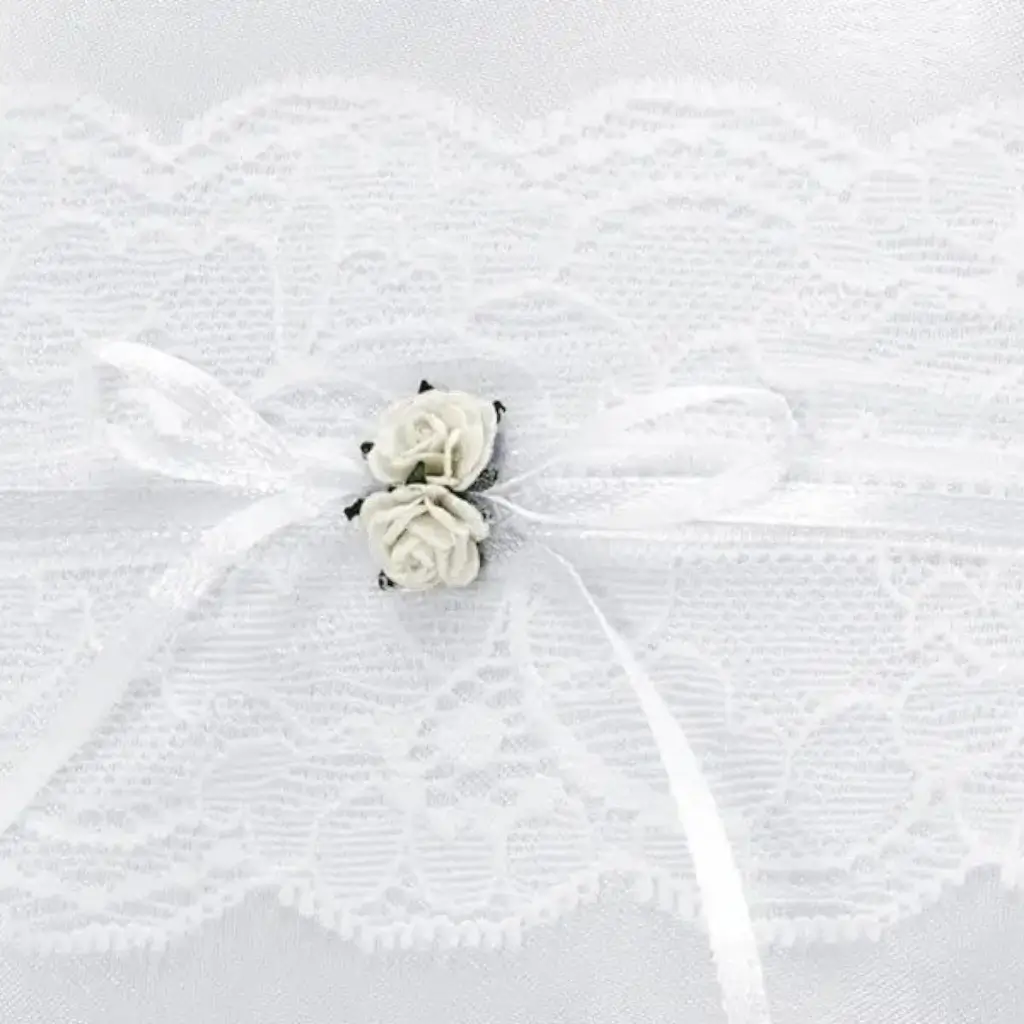 Cojín de anillo de boda blanco con encaje blanco y rosas