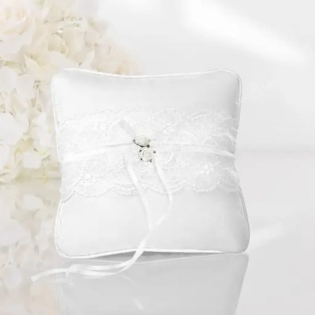 Cojín de anillo de boda blanco con encaje blanco y rosas