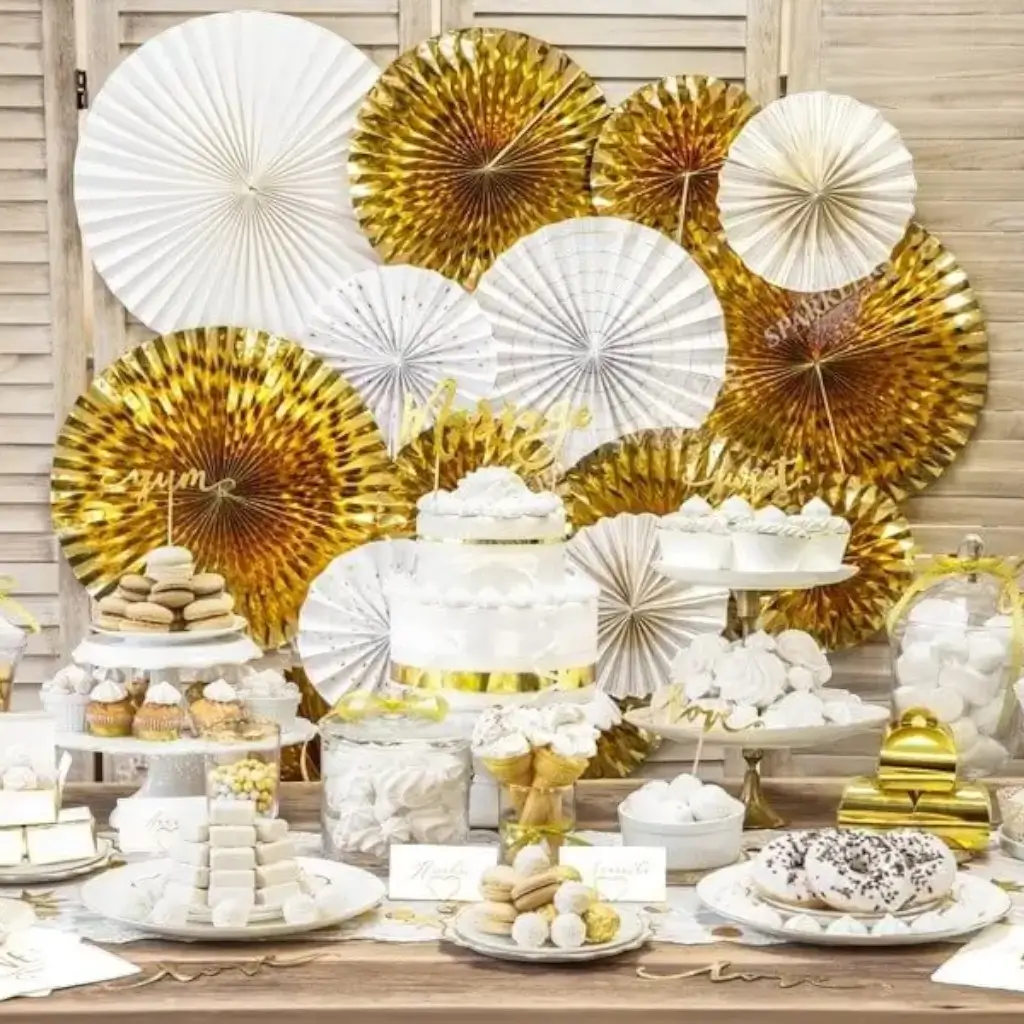 Rosas blancas decorativas con diseños de oro (4 piezas)