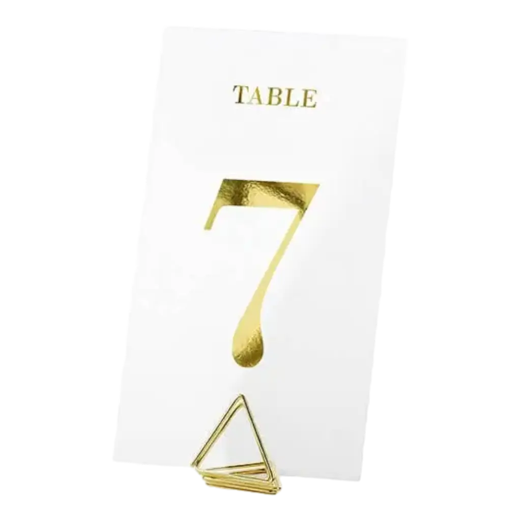 El número de la mesa dorada en la tarjeta transparente