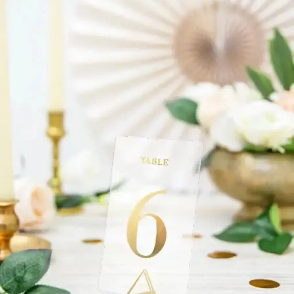 El número de la mesa dorada en la tarjeta transparente