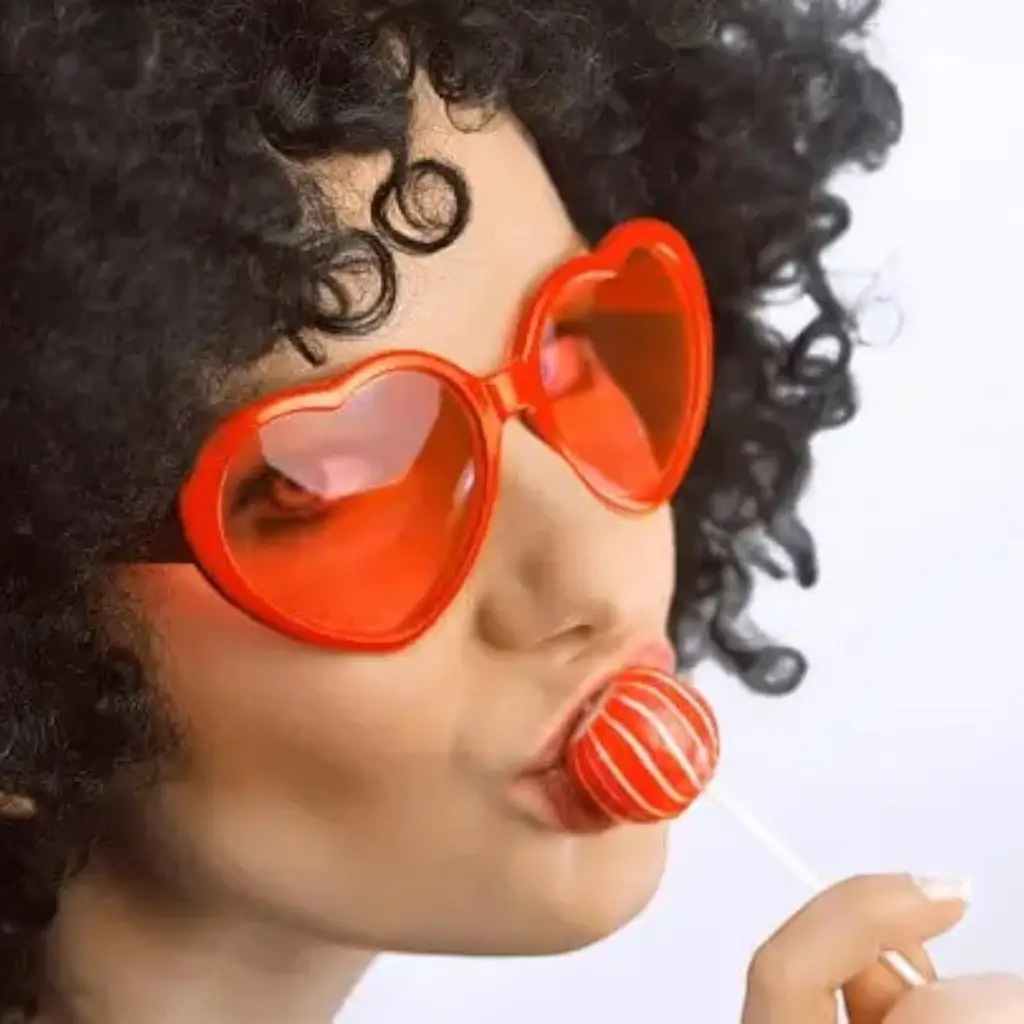 Gafas rojas con forma de corazón