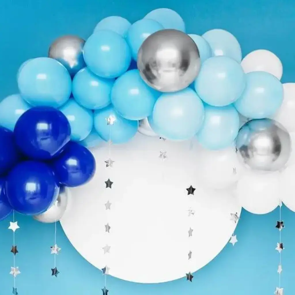 Medio arco de globos en azul, blanco y plata