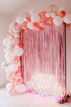 Arco de globos con temática de rosa dorada