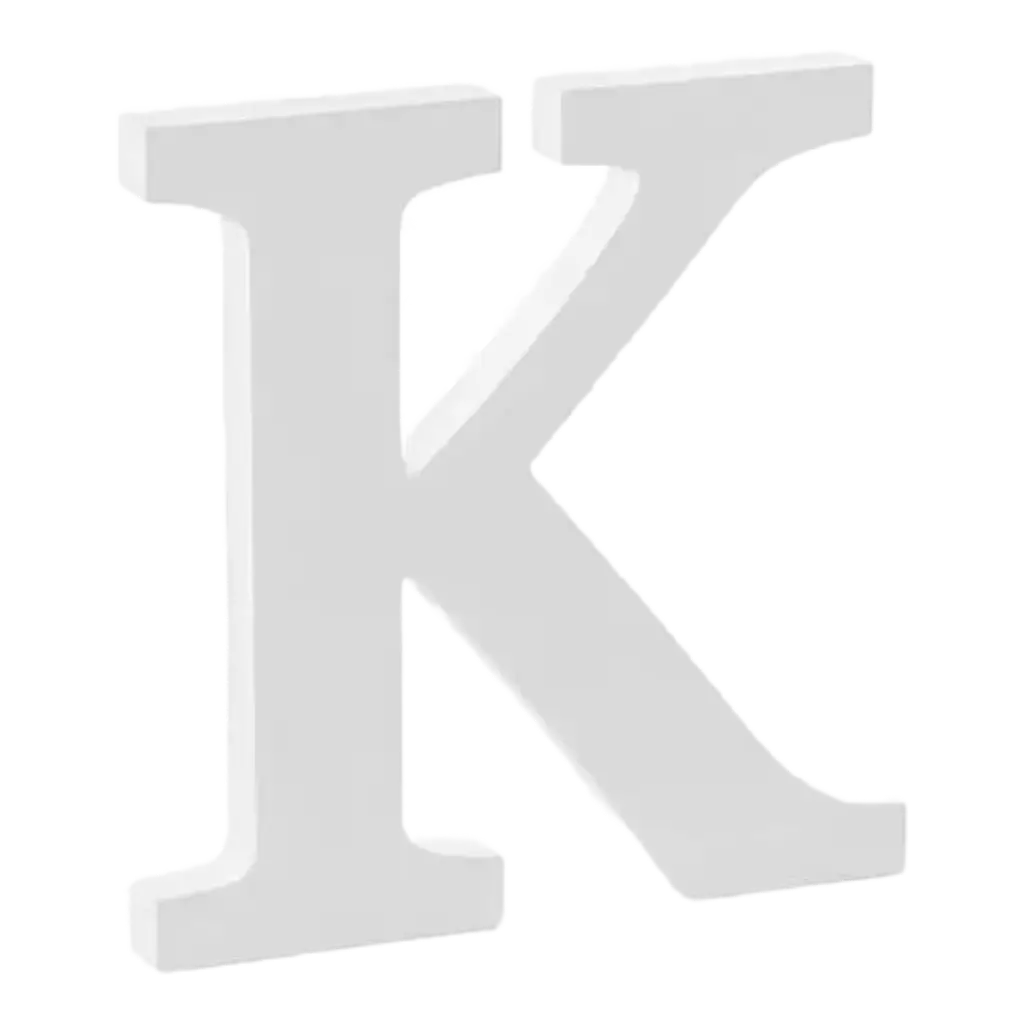Letra K en madera blanca