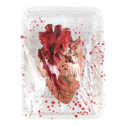 CORAZÓN EXTRAÍDO EN BANDEJA