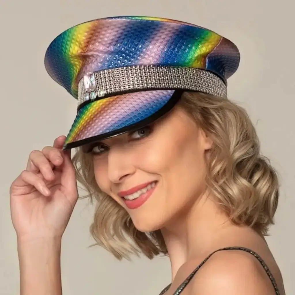 Gorra multicolor con pedrería