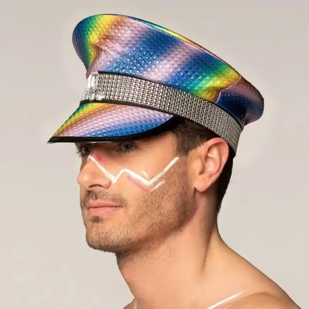 Gorra multicolor con pedrería