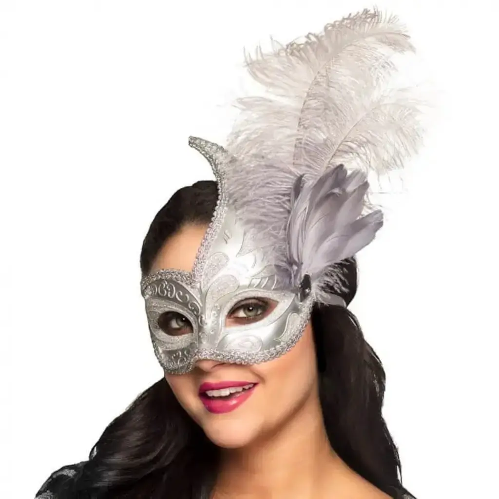 Lobo veneciano con plumas de plata