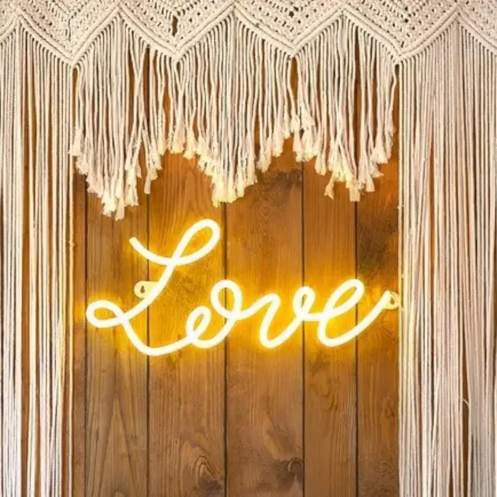 Letra decorativa "AMOR" Neón LED blanco - 61x27.4cm