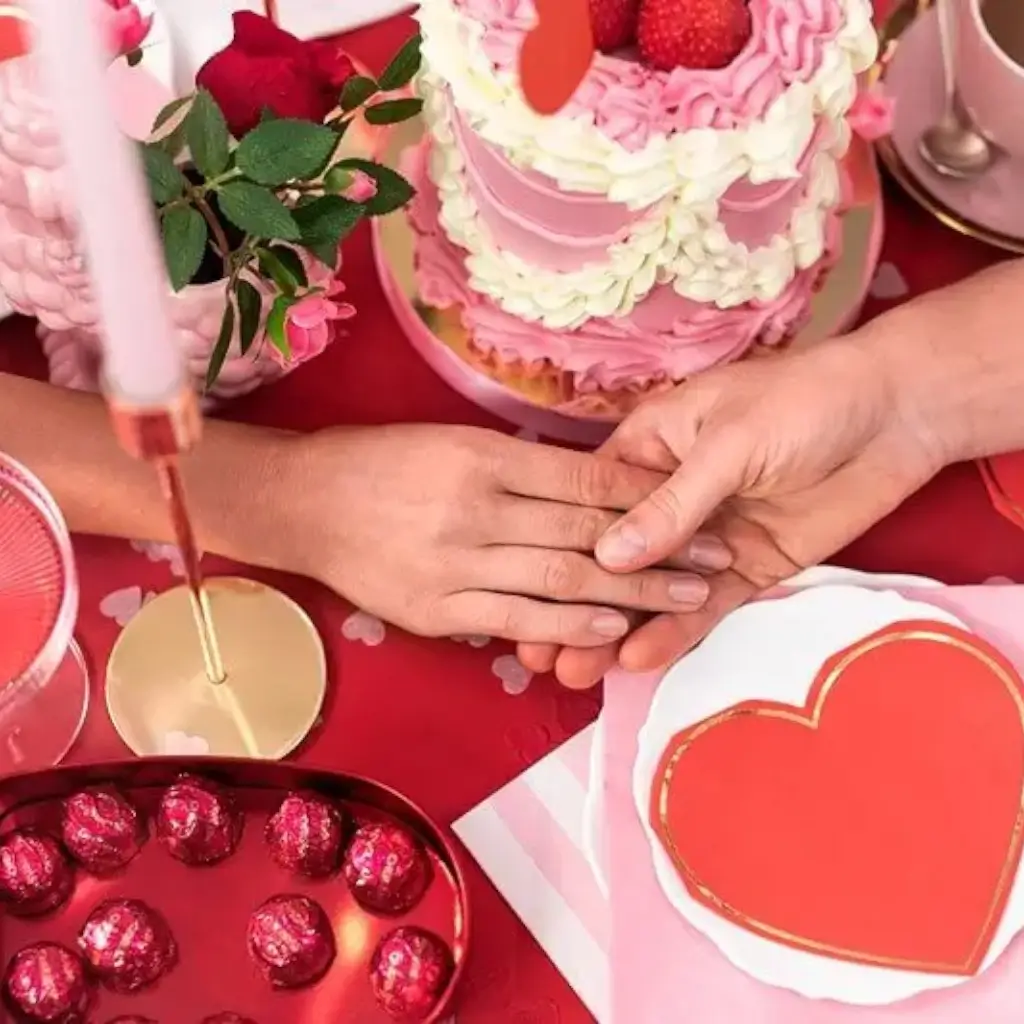 Servilleta de papel en forma de corazón rojo con contorno dorado