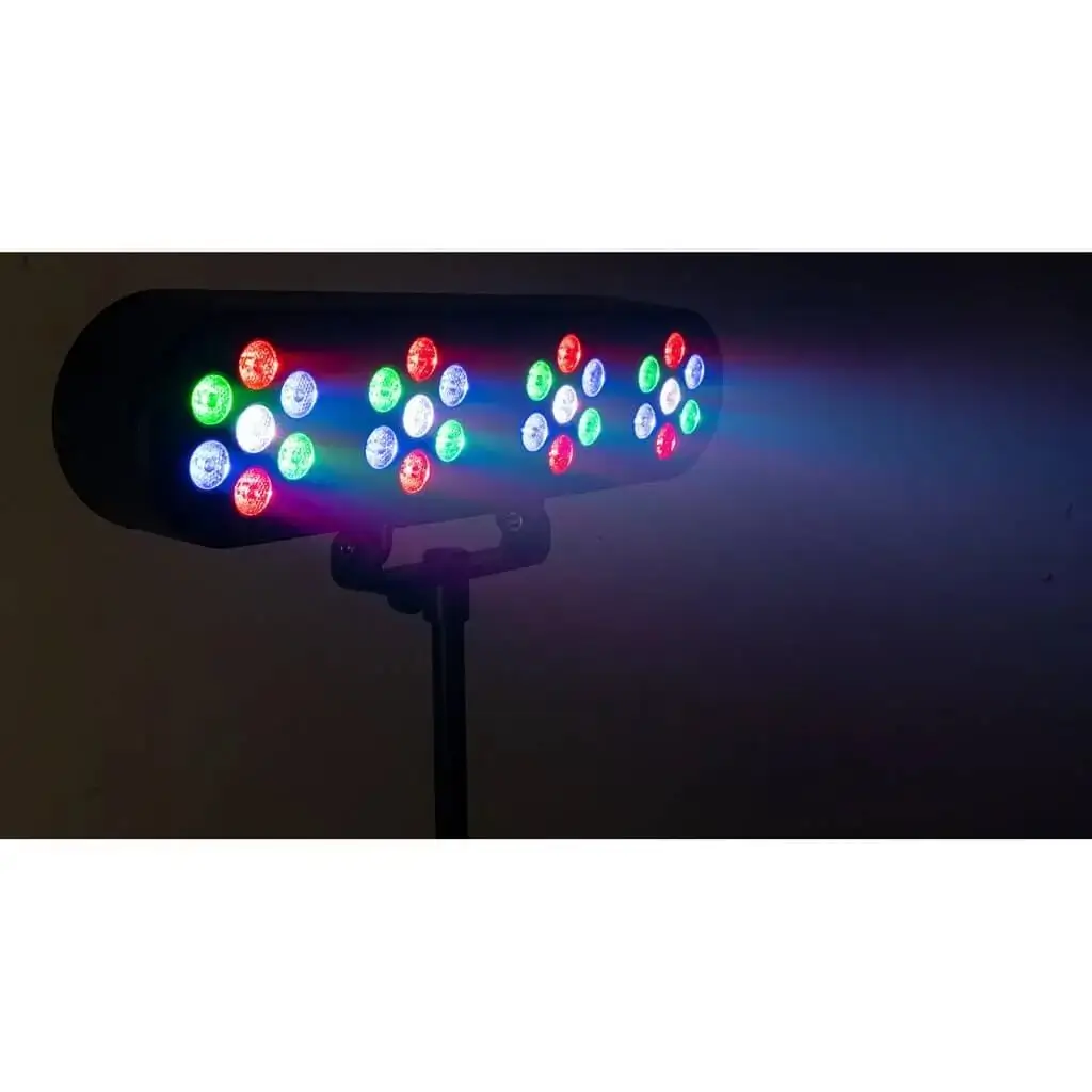 Efecto de luz en un soporte LED de 4 PAR con mando a distancia