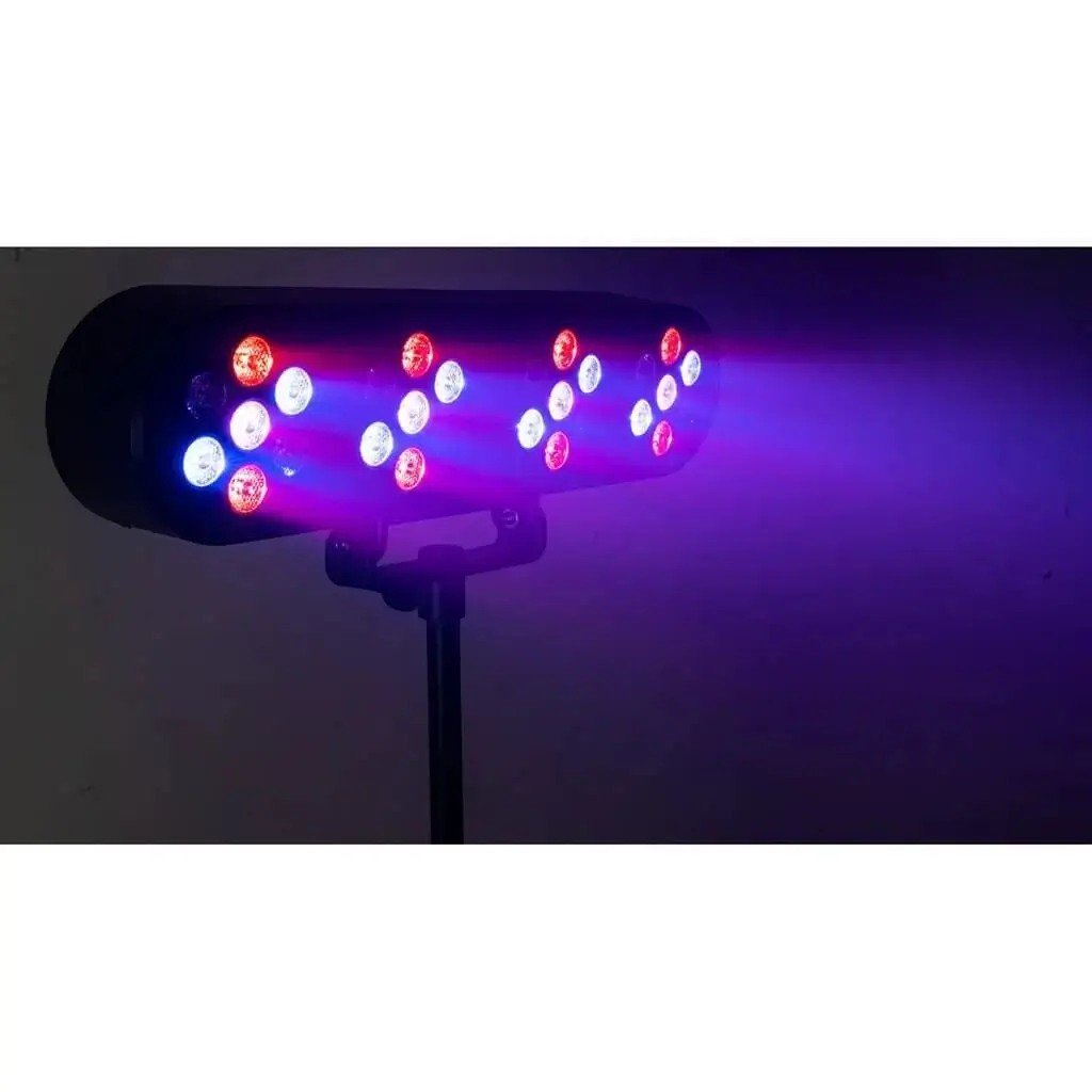 Efecto de luz en un soporte LED de 4 PAR con mando a distancia