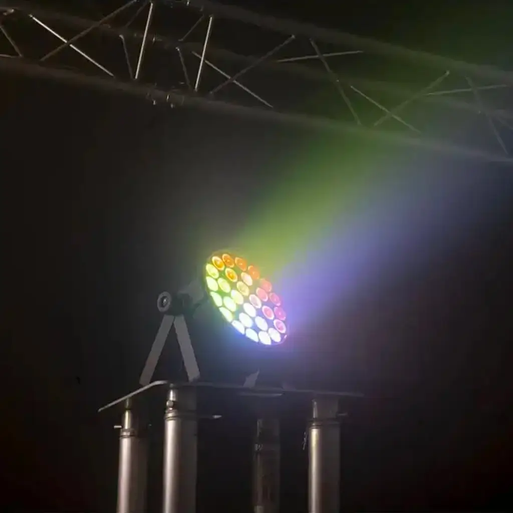 Luz PAR LED CLUB-ZOOM2810 con un cuarto de zoom