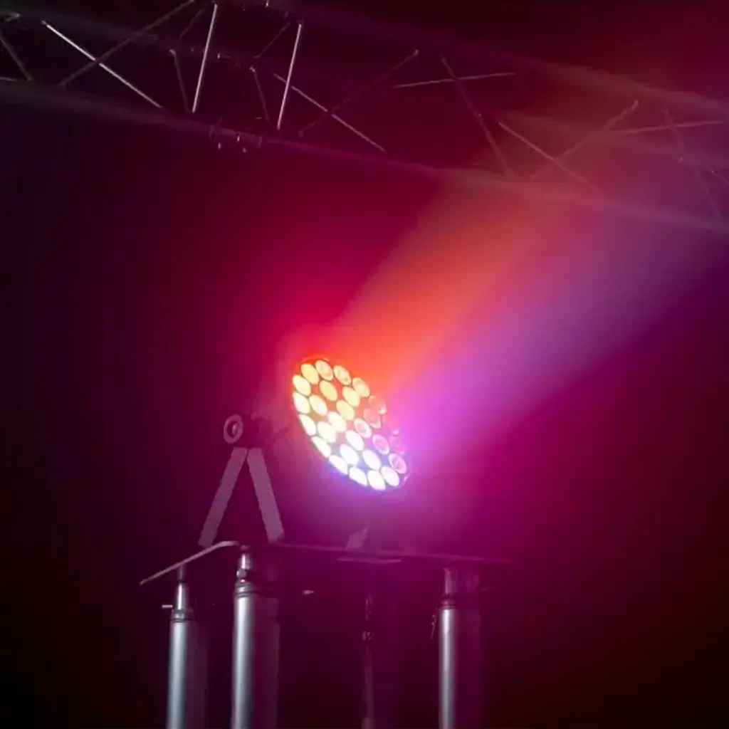 Luz PAR LED CLUB-ZOOM2810 con un cuarto de zoom