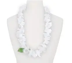 Collar hawaiano con flores blancas y hojas verdes