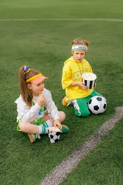 6 botes de palomitas de fútbol