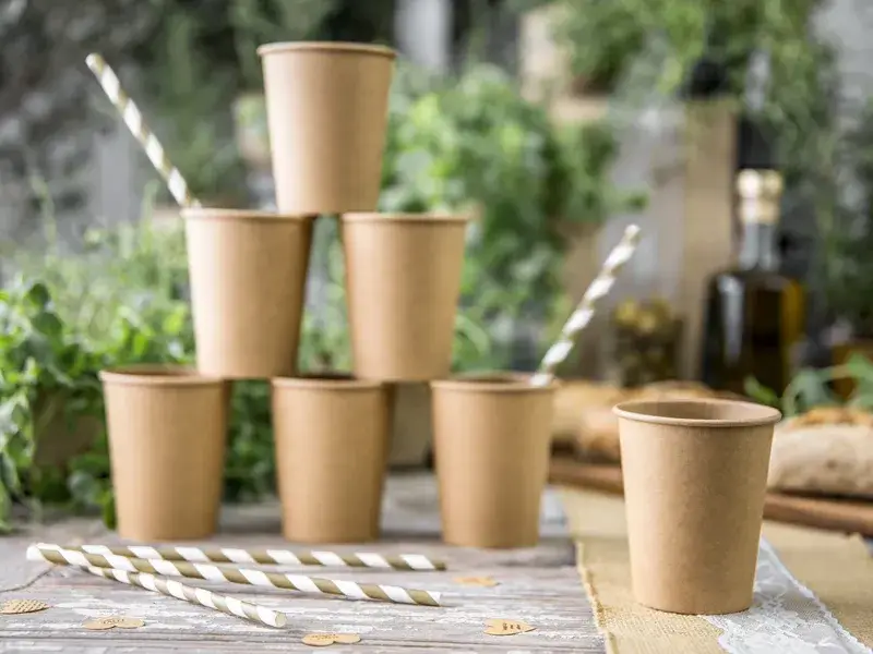 10 pajitas de papel a rayas doradas