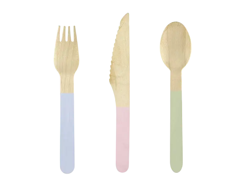 18 cubiertos de madera en tonos pastel
