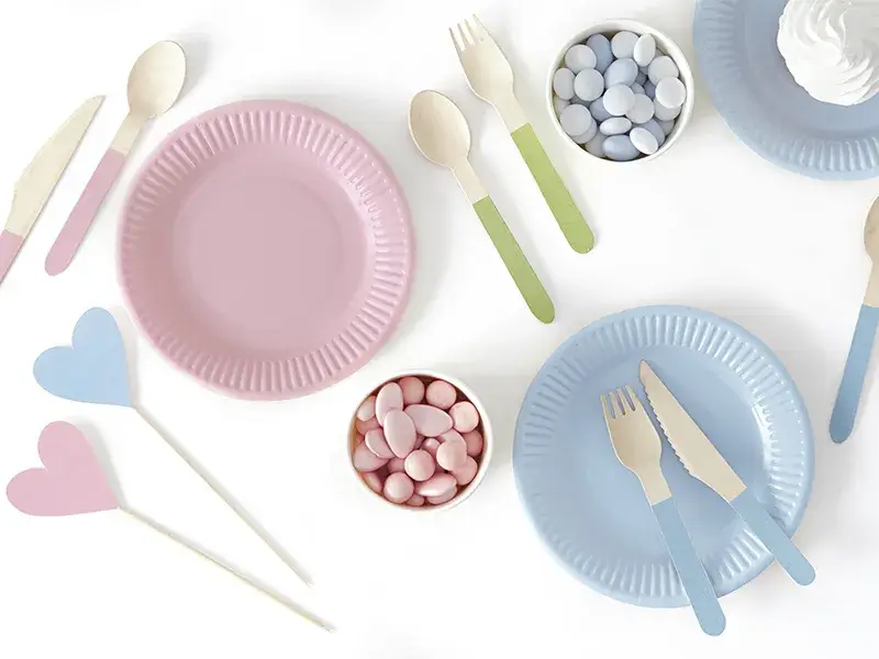 18 cubiertos de madera en tonos pastel