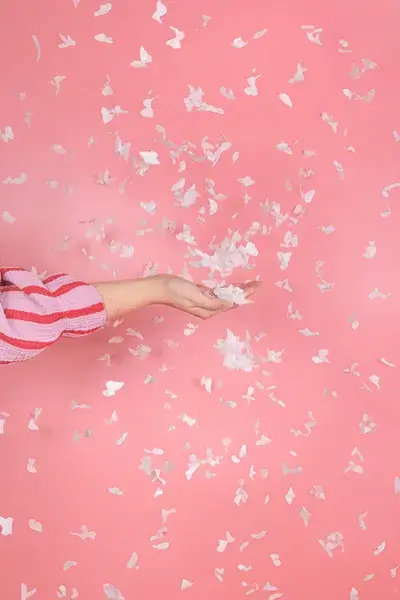 Cañón de confeti con mariposas blancas 20 cm