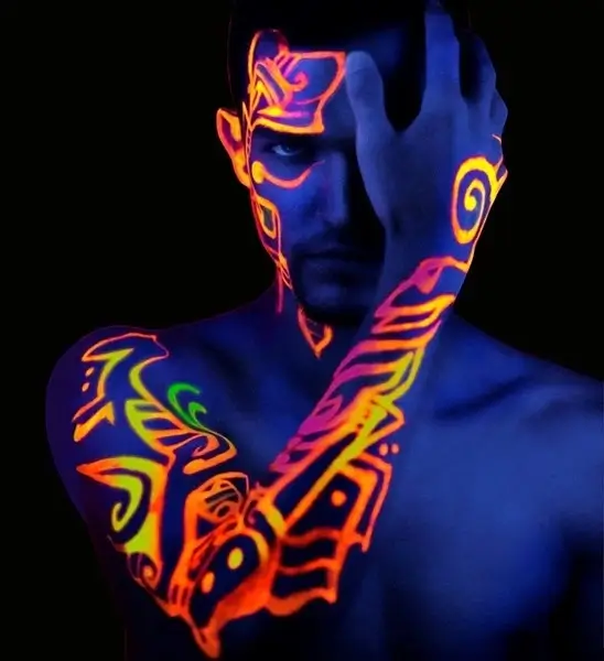 Lápiz de maquillaje rosa fluorescente