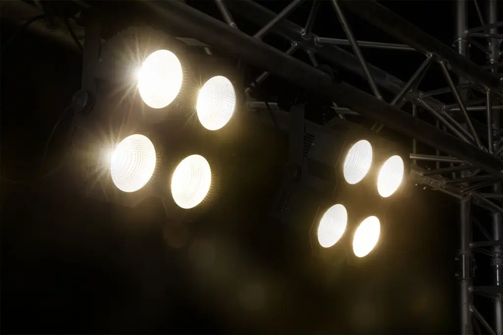 Foco de escenario con 4 LED COB de 50 W, luz blanca cálida - SB400 - beamZ